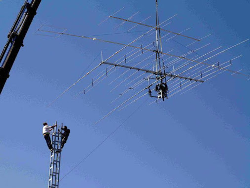 images_Assemblage d'un groupement d'antennes sur son pylône